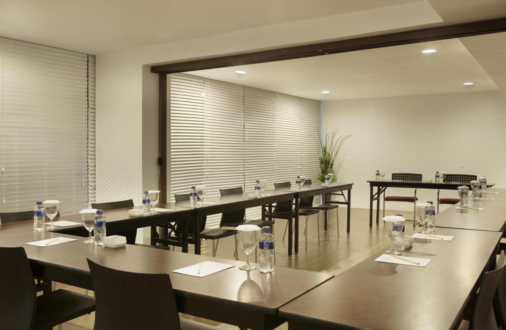 Amaris Hotel Cihampelas Bandung Business photo
